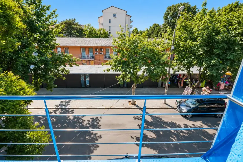Balconul camerei cu vedere spre străzile din jur